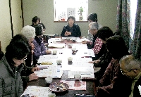 坂戸市の介護保険パンフレットを参考に学ぶ 写真:坂戸市の介護保険パンフレットを参考に学ぶ