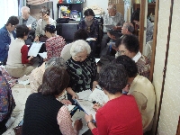 グループ毎に集まって、熱心に話し合う 写真:グループ毎に集まって、熱心に話し合う