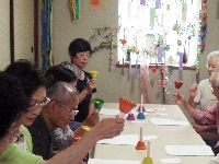 �ʐ^�F���[�܂�Ńn���h�x���̉��t