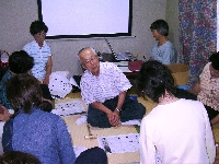 背骨ゆらゆら体操でリラックス 写真:背骨ゆらゆら体操でリラックス