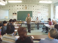 三味線の生演奏で各地の民謡を楽しむ参加者 写真:三味線の生演奏で各地の民謡を楽しむ参加者