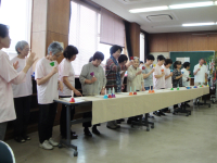 �ʐ^�F�Q���҂ɂ�鉉�t