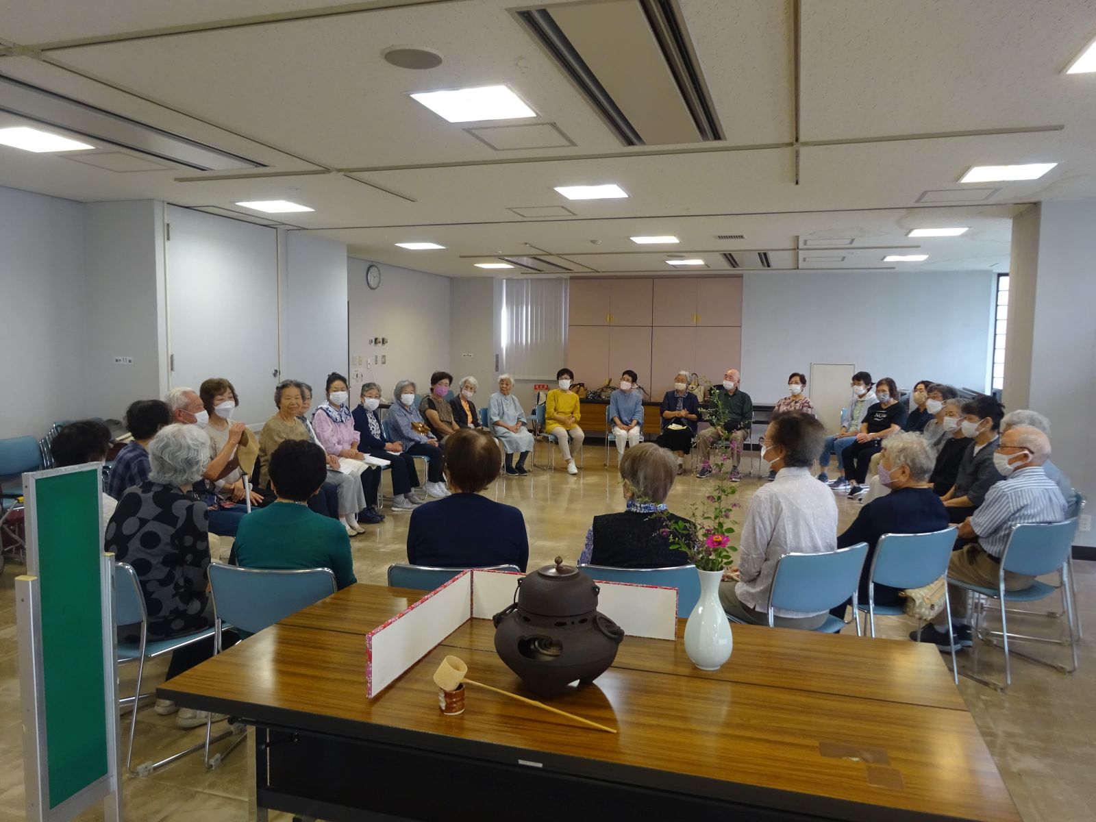 �ʐ^�F�Ί炪���ӂ�镁�i���̂�����