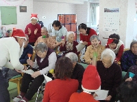 �ʐ^�F���p�҂��Ί�Ńn���h�x���̉��t